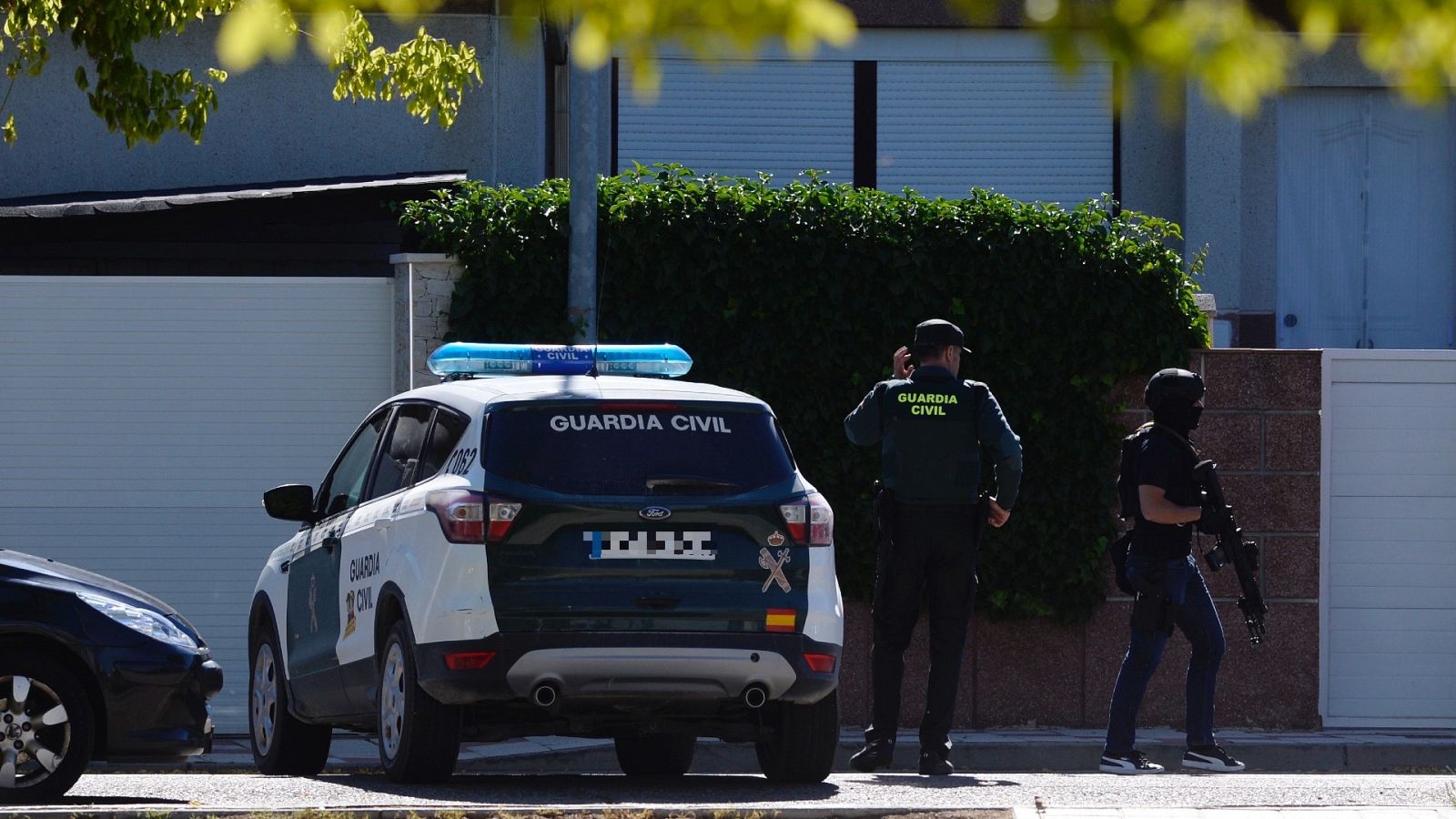 Un hombre mata a un vecino y se atrinchera con un rehén 