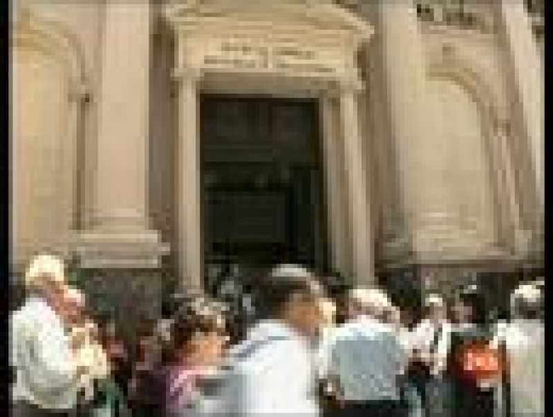 Un juzgado de Buenos Aires ha revocado el decreto de la presidenta Cristina Fernández por el que relevaba al presidente del Banco Central por negarse a usar las reservas monetarias para cancelar deuda (09/01/10). 