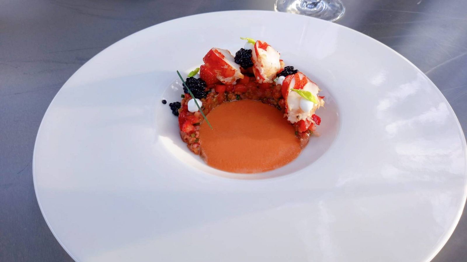 España Directo - Receta de bogavante con frutos secos y fresas