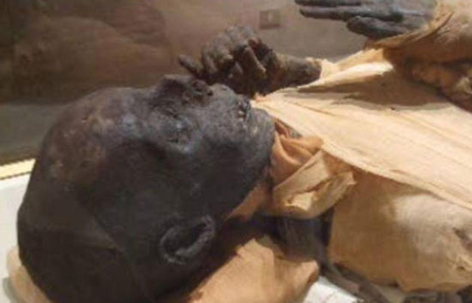 En el desierto egipcio, en el Valle de los Reyes, han encontrado un valioso tesoro. Las excavaciones buscan destapar los restos del templo funerario del  faraón más importante del antiguo Egipto.