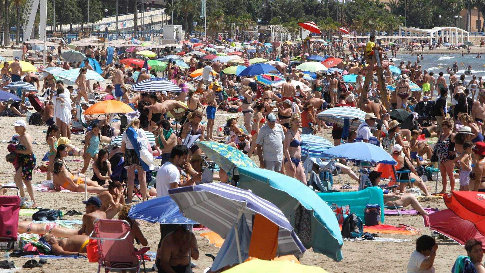 Llegan las vacaciones con los casos de coronavirus en aumento