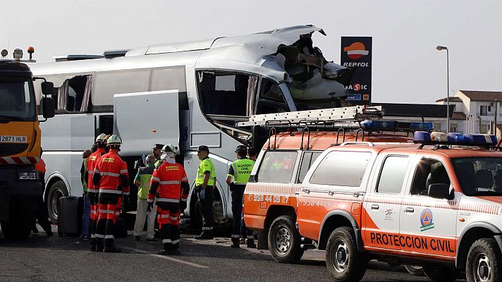 Un muerto y 35 heridos, 7 graves, en la colisión de dos autobuses y un turismo en Granada