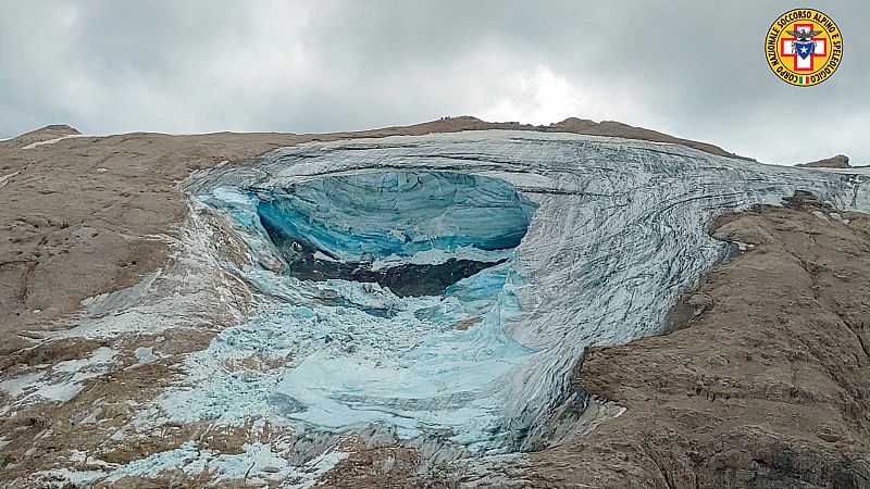 Un glaciar se desprende en los Alpes italianos y genera una avalancha