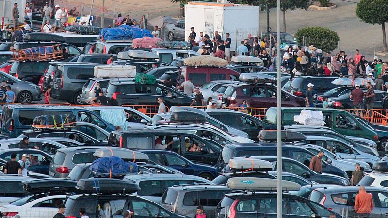 Cruz Roja atiende a más de un centenar de personas que aguardan horas de espera pese al calor para cruzar a Marruecos