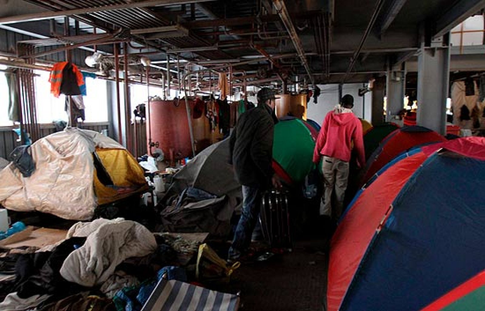 Cientos de inmigrantes africanos abandonan la localidad italiana de Rosarno | Ver