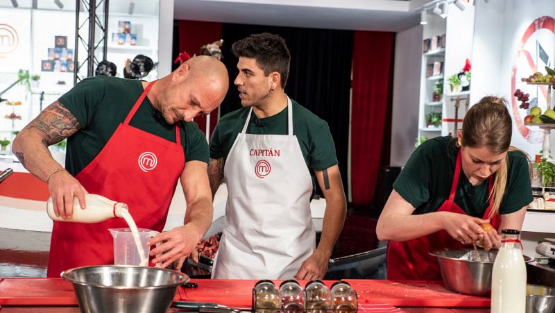 Adrin pide ayuda porque no puede con la capitana