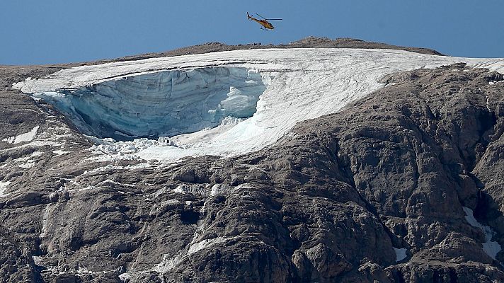 Telediario 1 - Drones con cámaras térmicas intentan encontrar supervivientes tras el desprendimiento del glaciar del los Alpes italianos