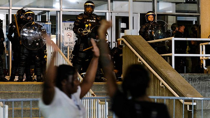 Telediario 1 - Un vídeo muestra a ocho agentes disparar decenas de veces a un joven negro desarmado en Estados Unidos