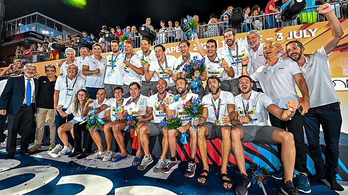 La selección española de waterpolo celebra el título mundial en su regreso a España