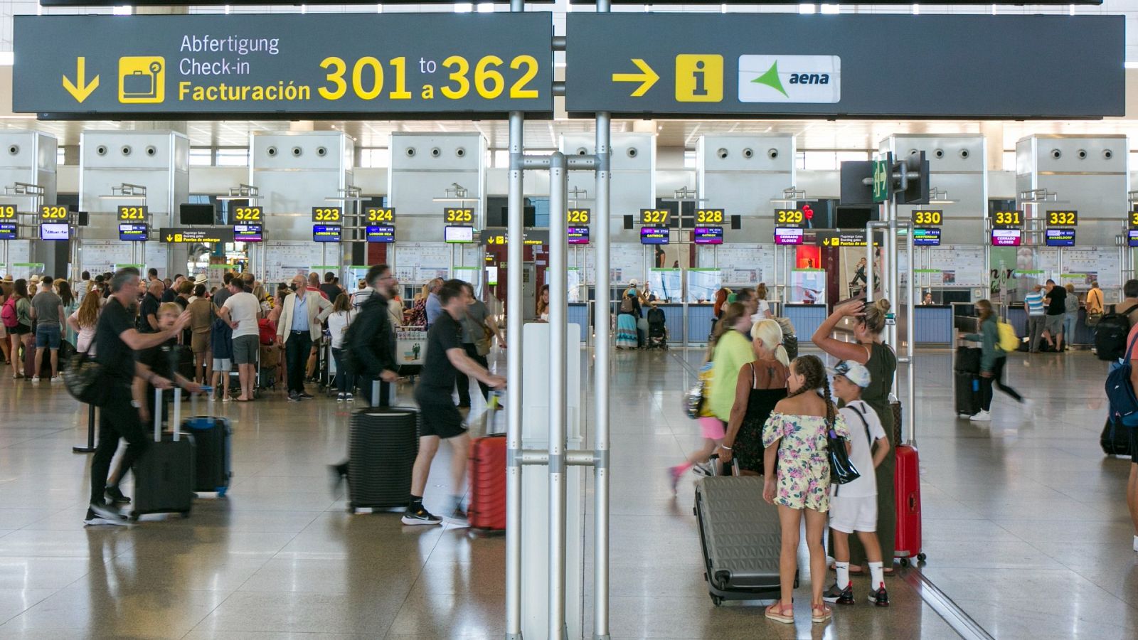 Caos en los aeropuertos ante las huelgas de las compañías