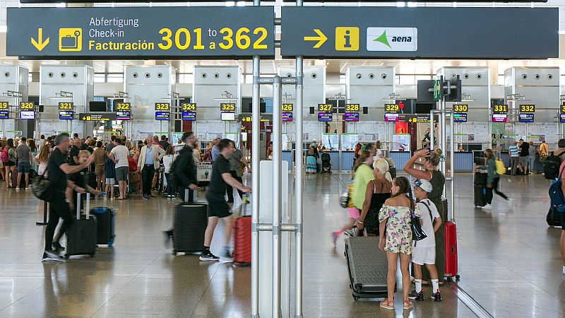 Caos en los aeropuertos: miles de viajeros atrapados en las terminales ante las huelgas de las compañías