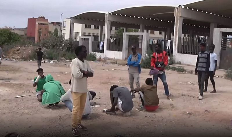 Un equipo de TVE habla con un grupo de migrantes en los suburbios de Casablanca