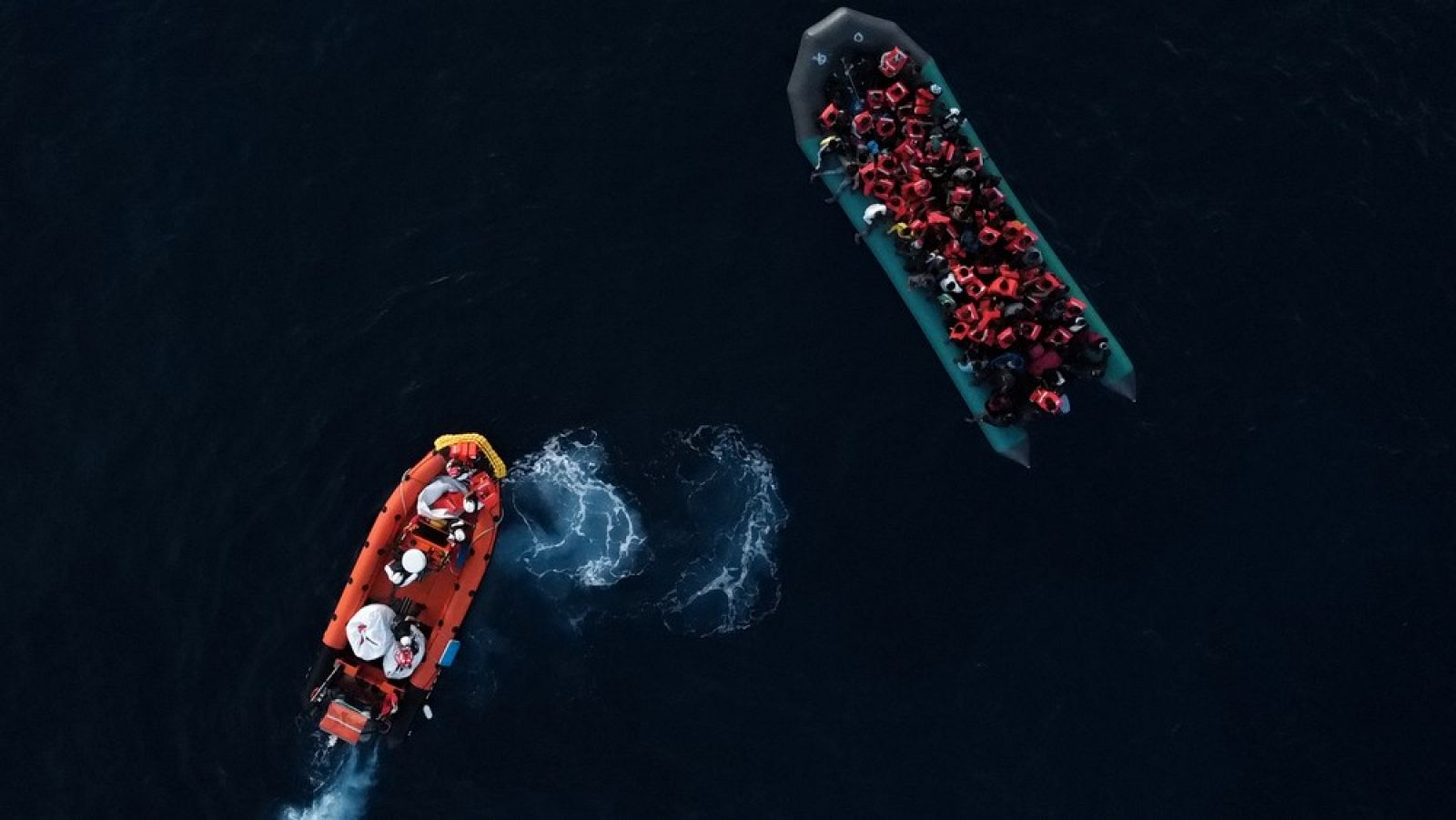 Un joven rescata a un bebé de cuatro meses en un naufragio frente a las costas de Libia