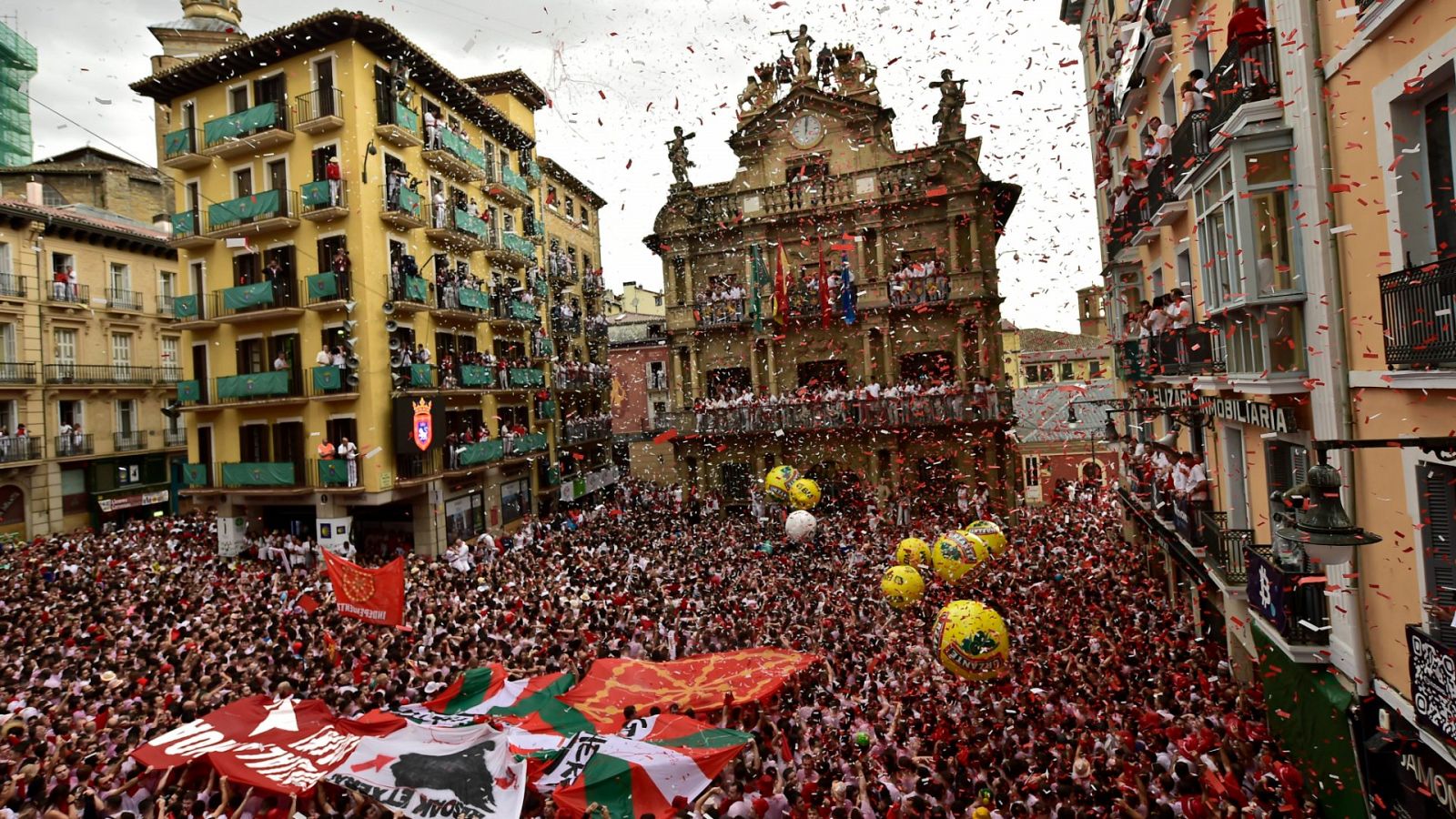 Un multitudinario chupinazo recibe San Ferm�n 2022 tras dos a�os de par�n por la pandemia