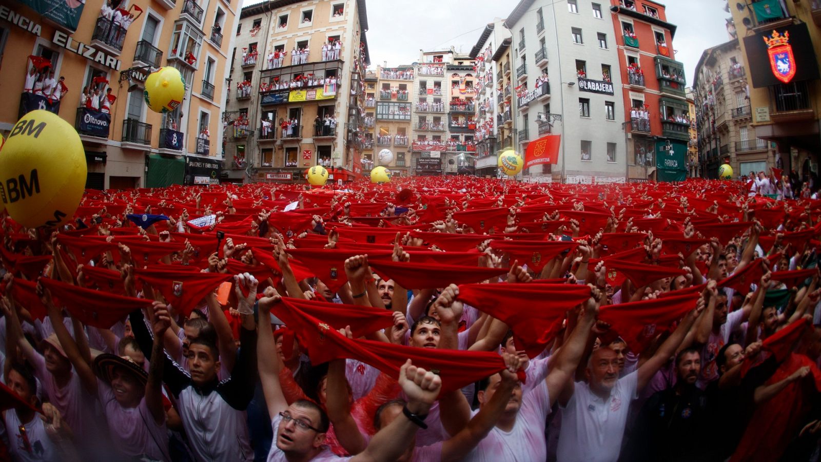 Los Sanfermines vuelven tres años después con su tradicional chupinazo