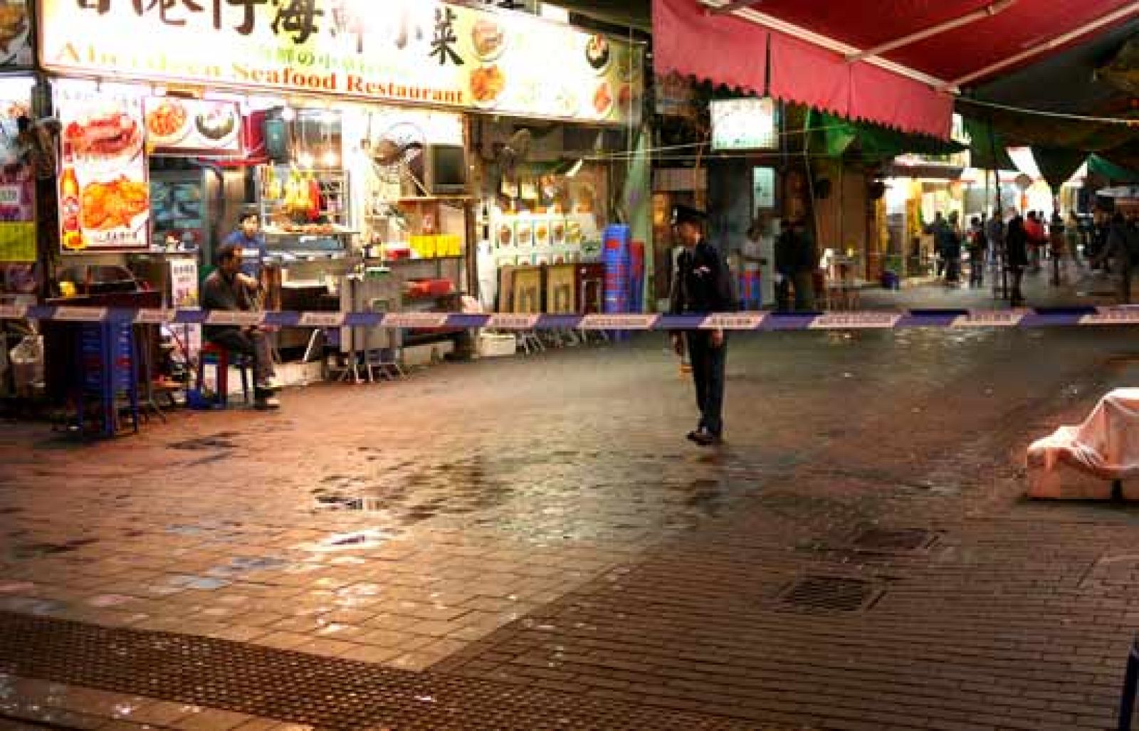 30 personas resultaron heridas tras ser alcanzadas por un líquido corrosivo, contenido en una botella lanzada desde lo alto de un edificio en una zona comercial de Hong Kong, en el sexto ataque de este tipo que se produce en la ex colonia británica en poco más de un año, informó hoy la prensa local. 