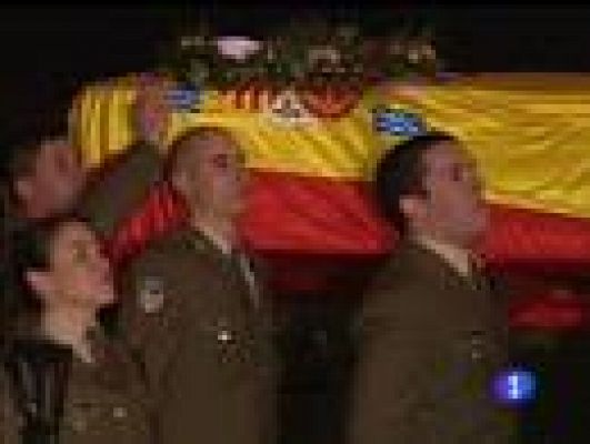  - Llega el cuerpo del soldado muerto