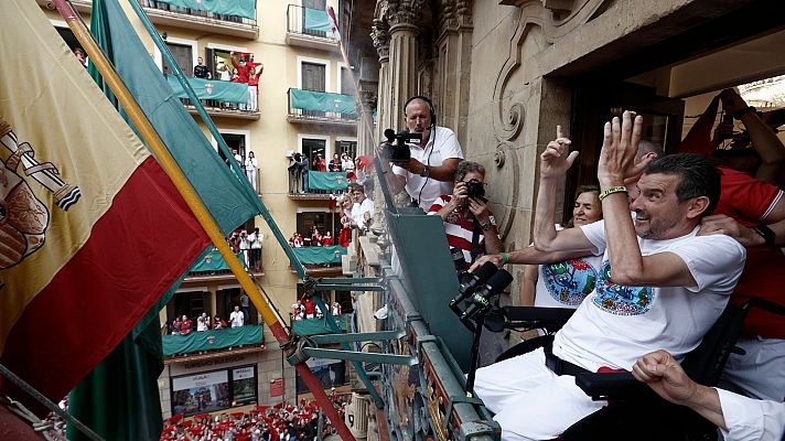 Telediario 2 - Los Sanfermines arrancan tres años después con un chupinazo multitudinario pasado por agua