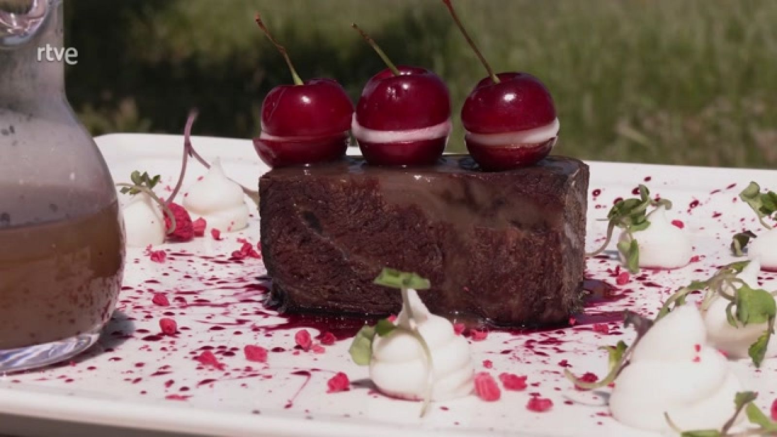 Aquí la Tierra - Carrillera con crema de queso manchego y cerezas rellenas