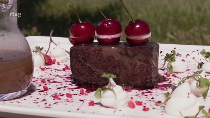 Aquí la Tierra - Carrillera con crema de queso manchego y cerezas rellenas