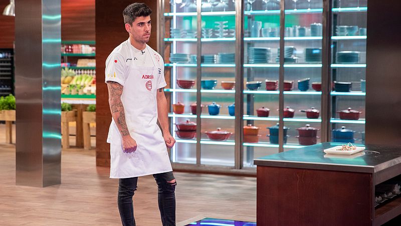Adrián ne parvient pas à terminer son assiette dans MasterChef 10