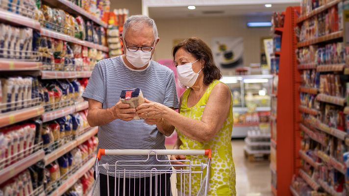 Cada vez más voces recomiendan el uso de mascarillas en interiores