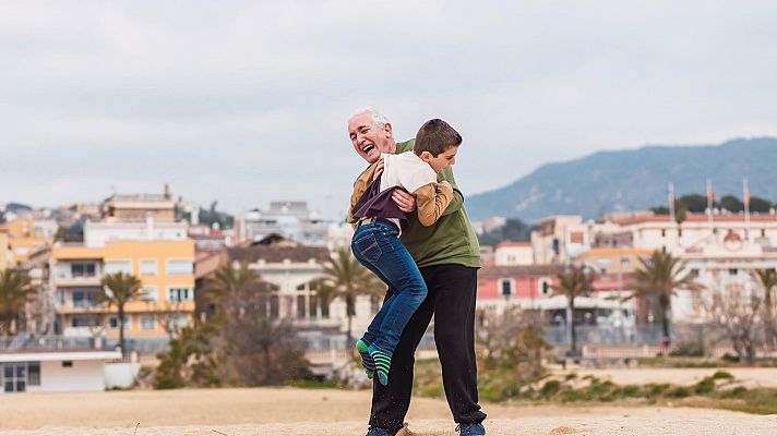 Niños y mayores comparten juegos en un campamento de verano organizado por una residencia de ancianos