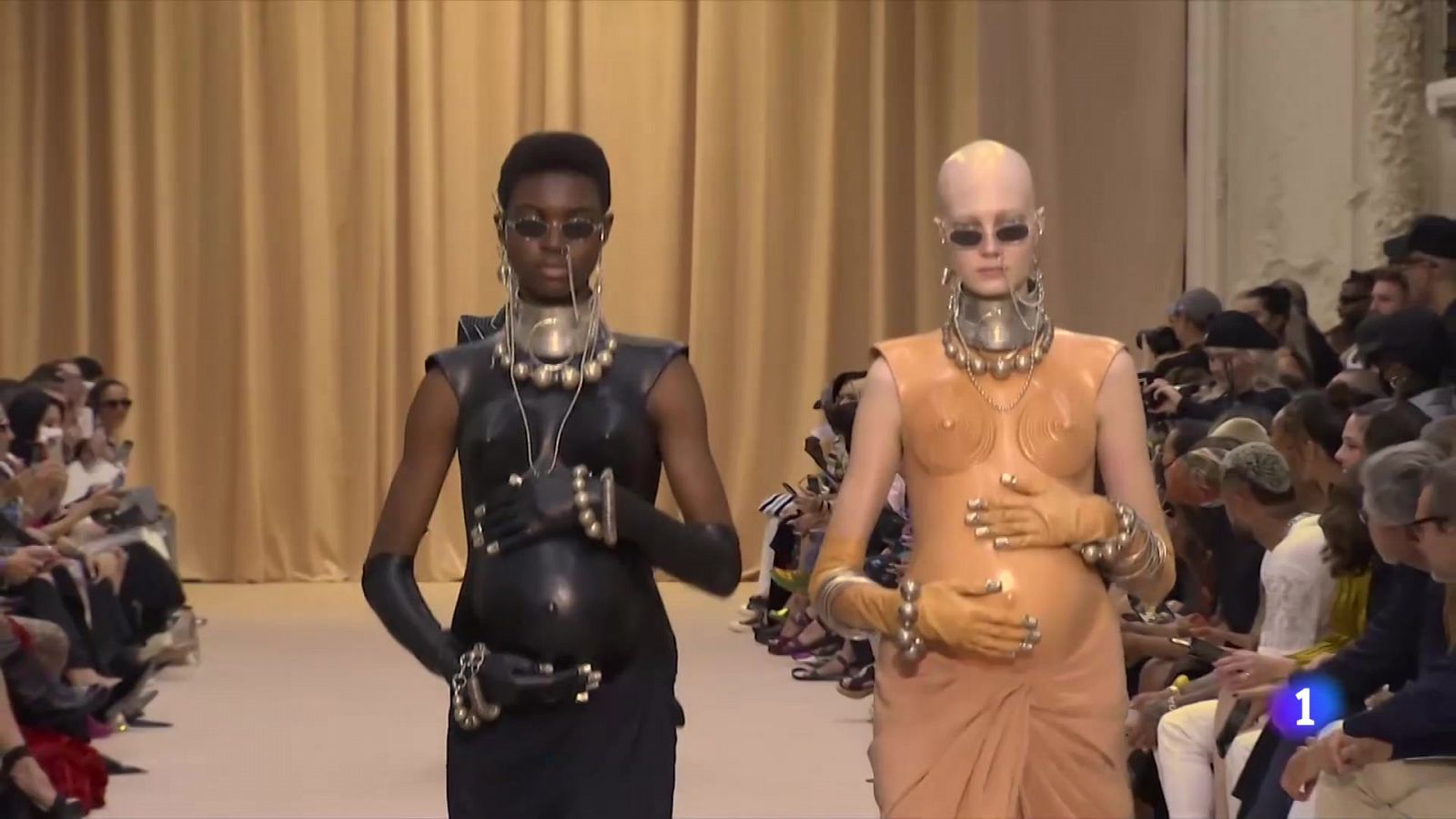 Jean Paul Gaultier revoluciona la semana de la moda de París | Ver