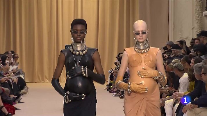 Telediario 1 - Jean Paul Gaultier revoluciona la semana de la moda de París
