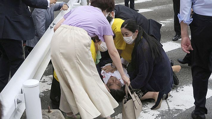El ex primer ministro japonés Shinzo Abe, herido grave tras recibir varios disparos