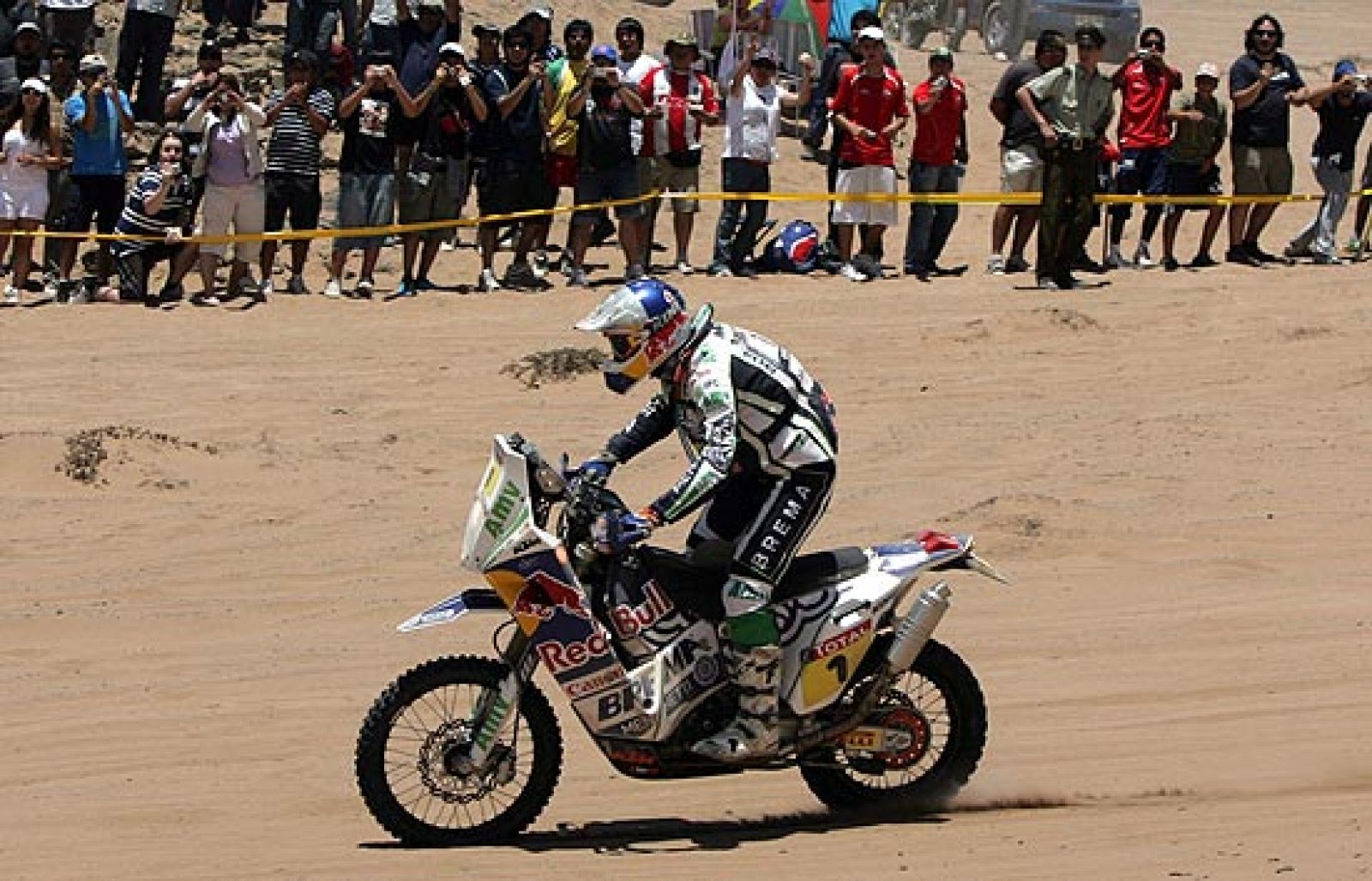 Francisco 'Chaleco' López (Aprilia) se adjudicó en motos la octava etapa del Rally Dakar 2010. Coma acabó en la segunda posición final. Sainz termina segundo y mantiene el liderato.