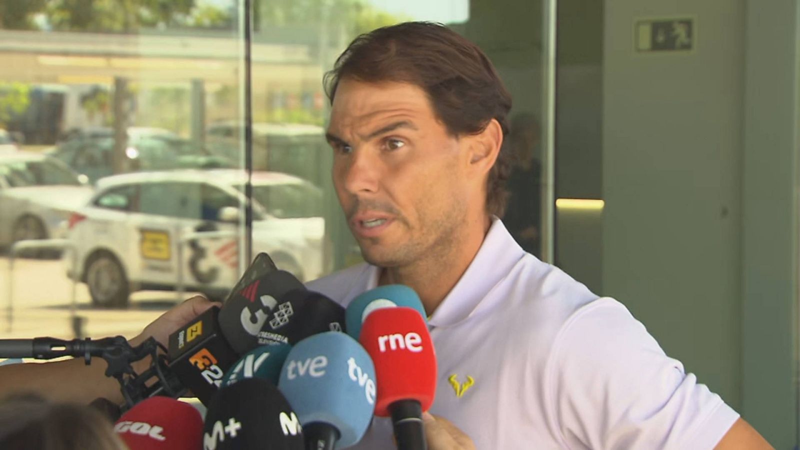 Nadal, a su regreso a casa tras la retirada en Londres: "En tres o cuatro semanas debería estar recuperado" -- Ver ahora