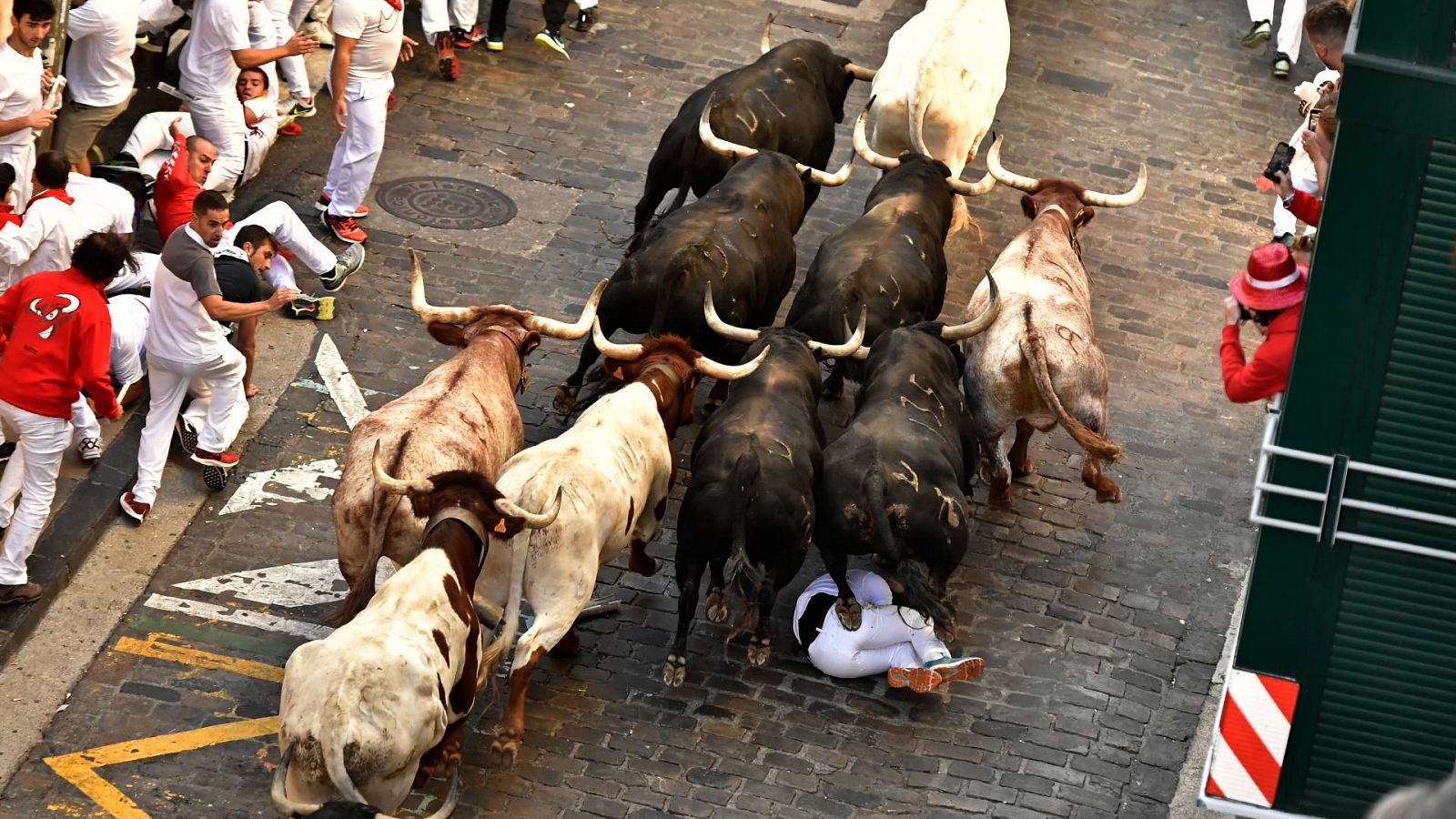 Las imprudencias se repiten durante el segundo encierro de San Fermín: "Te estás jugando la vida"