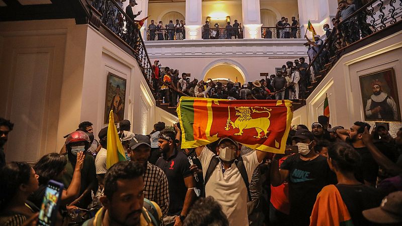 Miles de manifestantes asaltan la residencia oficial del presidente de Sri Lanka