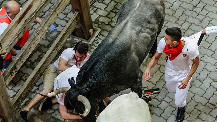 Telediario Fin de Semana - Tercer encierro de San Fermín vistoso y multitudinario con un corneado por los toros de José Escolar