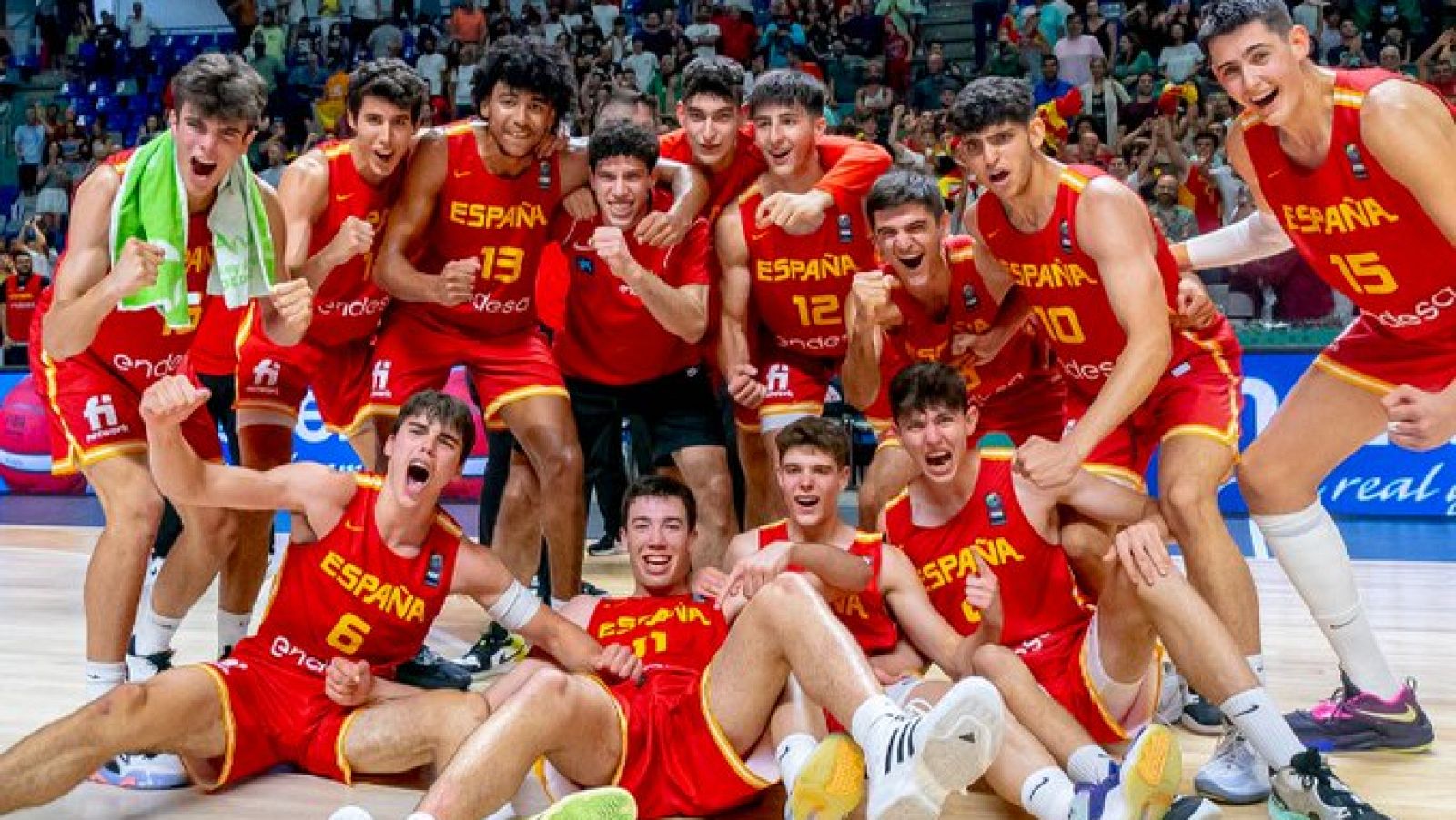 Vídeo: Los 'juniors de oro' visitan a la sub'17 antes de la final del Mundial - ver ahora