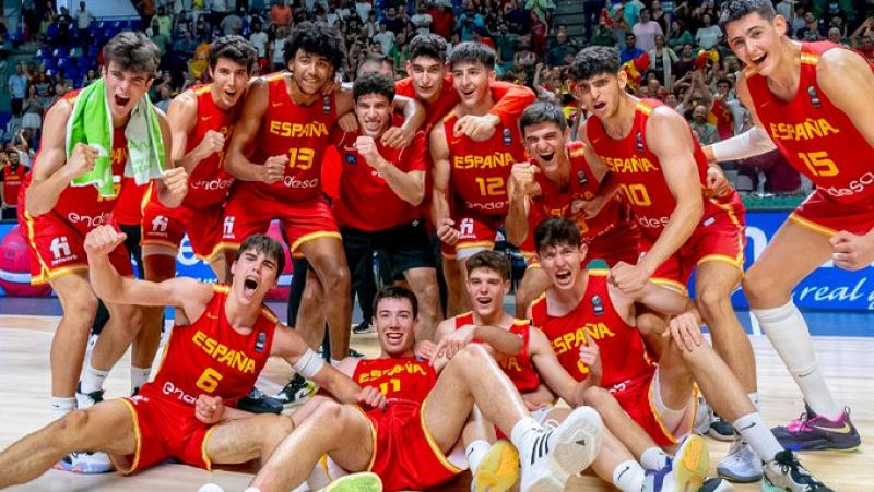 Vídeo: Los 'juniors de oro' visitan a la sub'17 antes de la final del Mundial - ver ahora