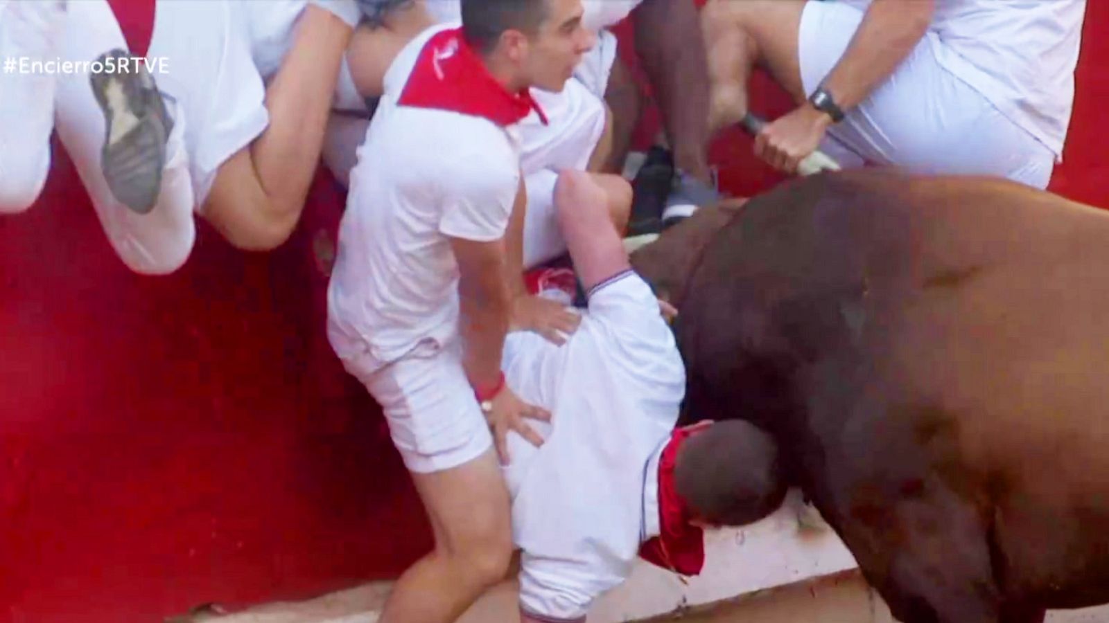 Dos mozos corneados en el quinto encierro de San Fermín | Ver