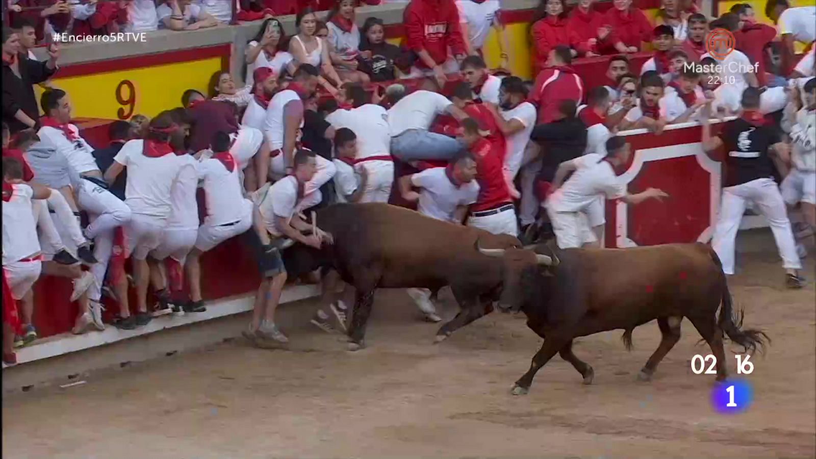 Dos mozos corneados en la plaza durante el quinto encierro de San Fermín