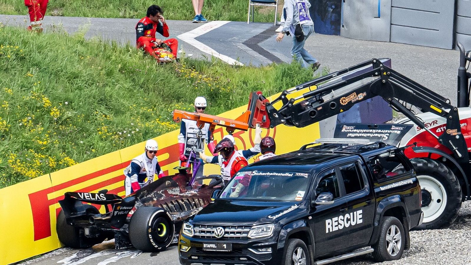 Carlos Sainz sale de su Ferrari en llamas en Austria