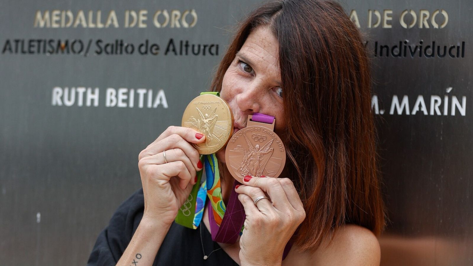 Ruth Beitia recibe su medalla de Londres 2012