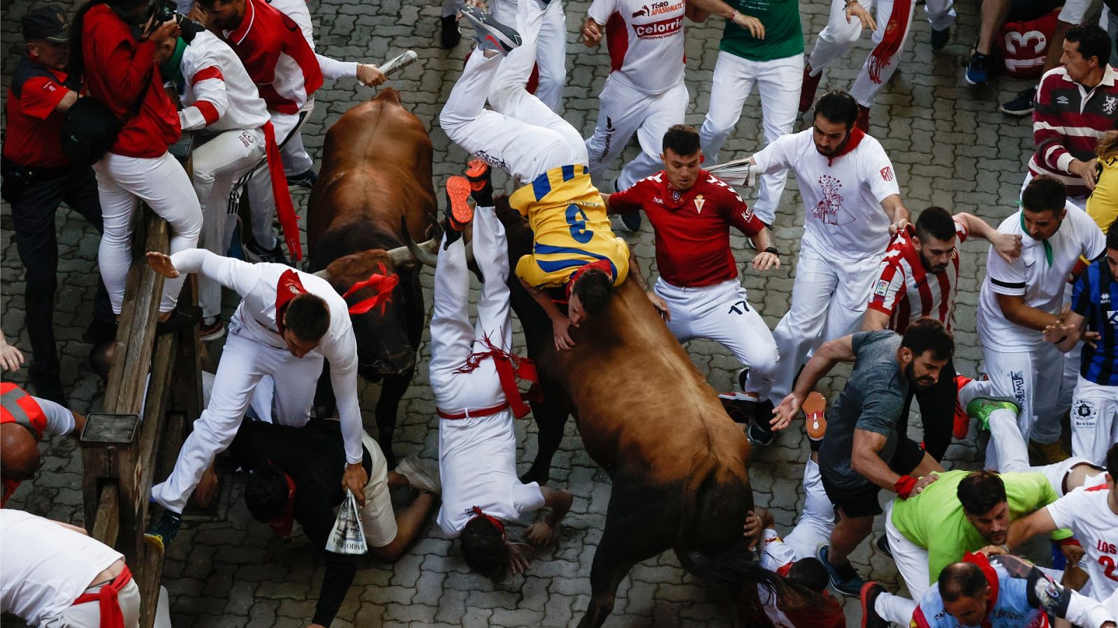 El quinto encierro de Sanfermines a cámara lenta: muy peligroso y accidentado