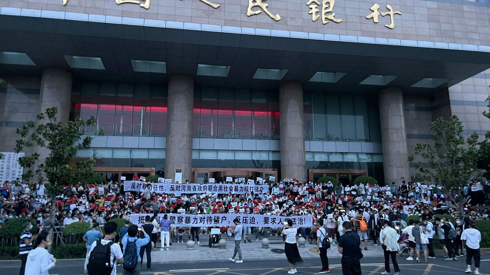 China reprime las protestas de cientos de ahorradores que piden recuperar su dinero