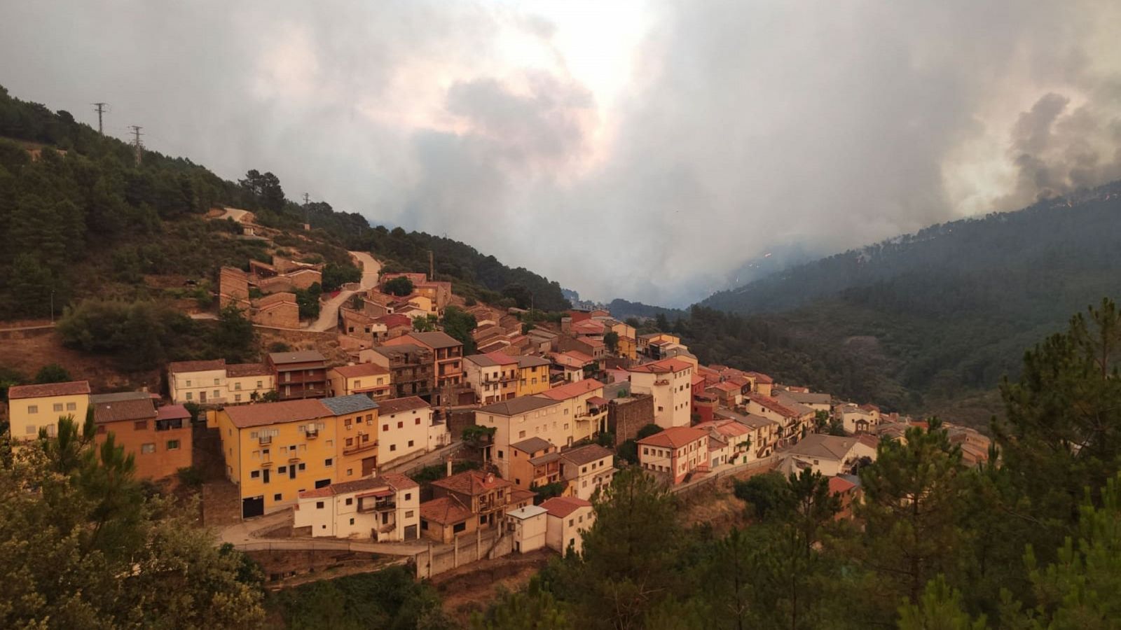 Evacuados 400 vecinos de Las Hurdes por un incendio forestal