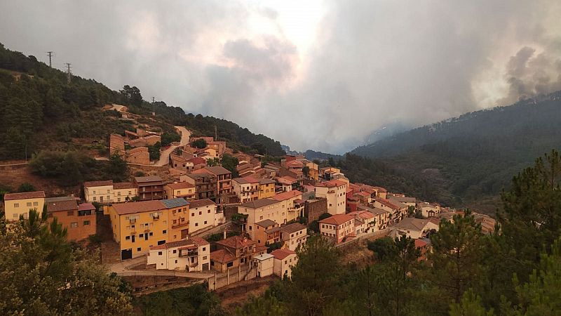Evacuados 400 vecinos de Las Hurdes por un incendio forestal de nivel 2