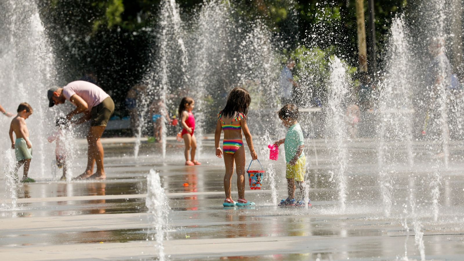 El calor extremo en toda la península mantiene en alerta a más de una decena de comunidades