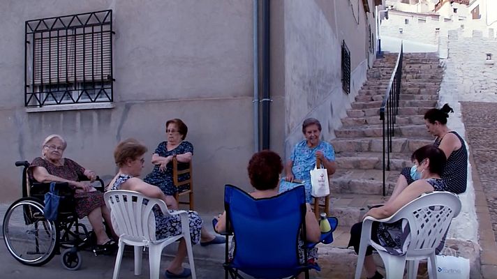 Salir al fresco: la costumbre de muchos pueblos ante el calor