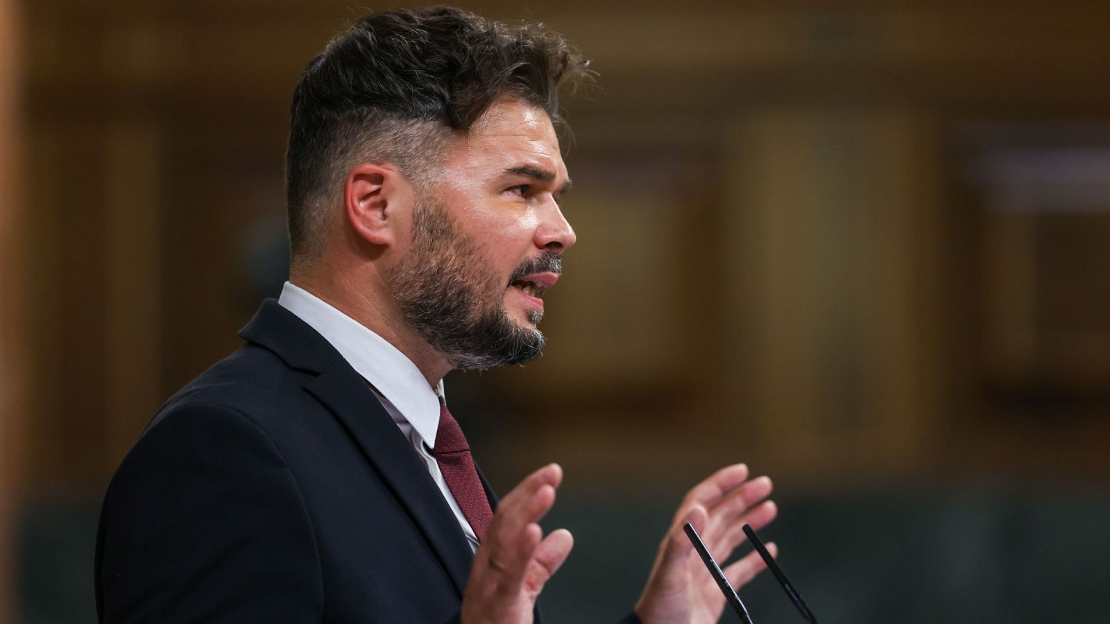 Rufián saca en el Congreso tres balas recogidas en Melilla