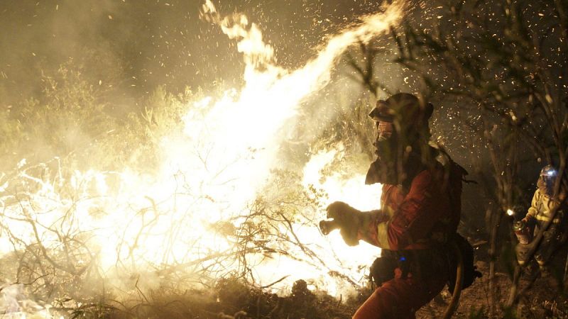 El viento complica el control del fuego en Las Hurdes y ya son ms de 4.000 hectreas arrasadas