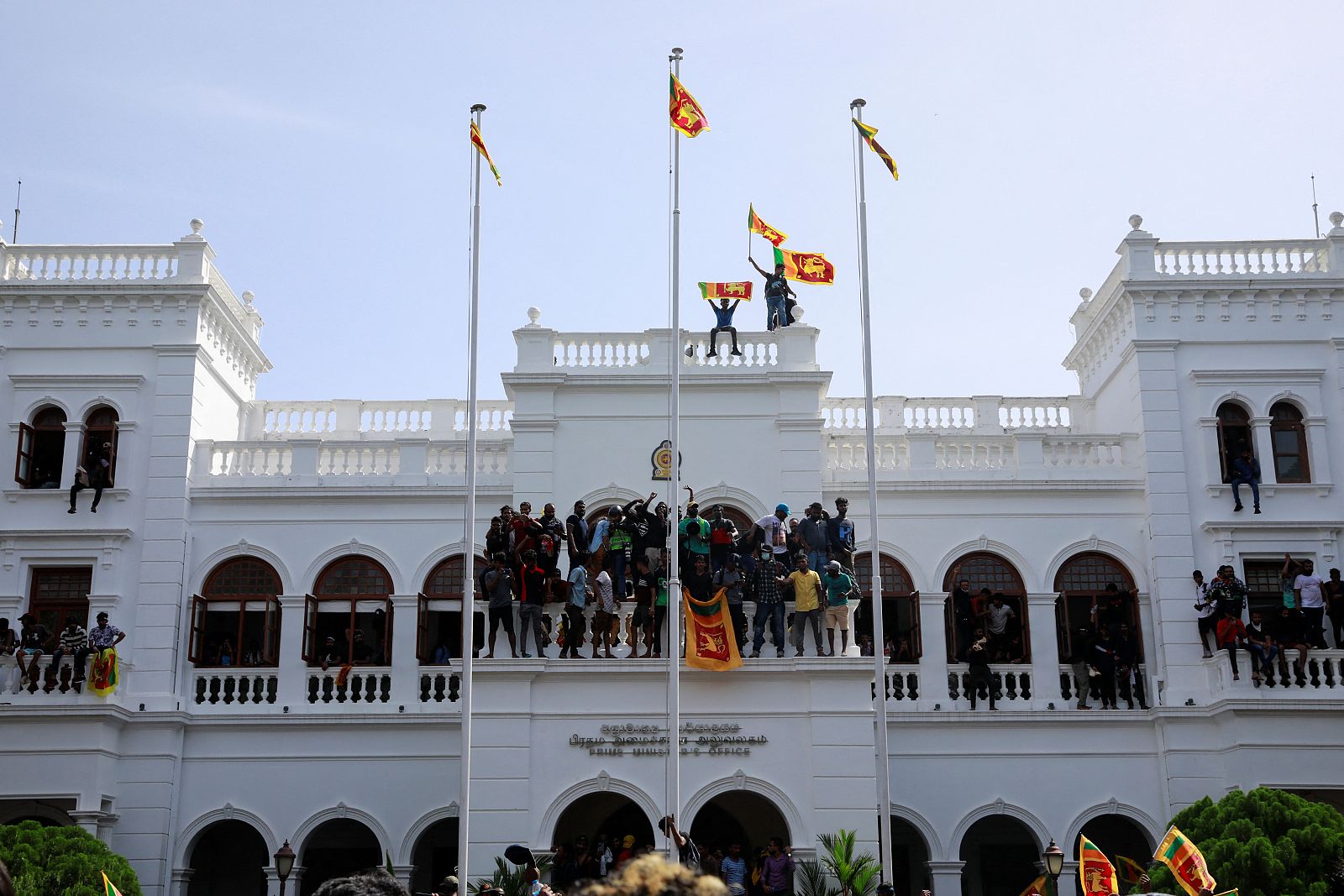 Los manifestantes de Sri Lanka abandonan los edificios ocupados